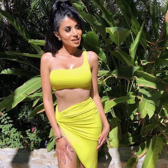 NEW Yellow High Slit Set - Picture 4 of 9